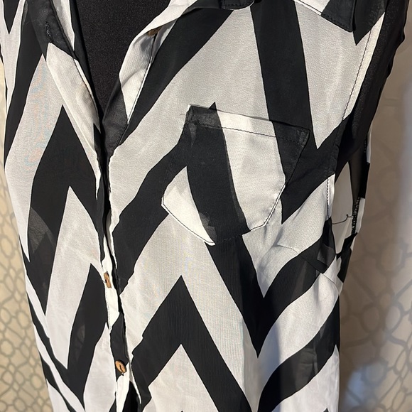 White and black women’s sleeveless top with brown buttons. Size M - Picture 3 of 8